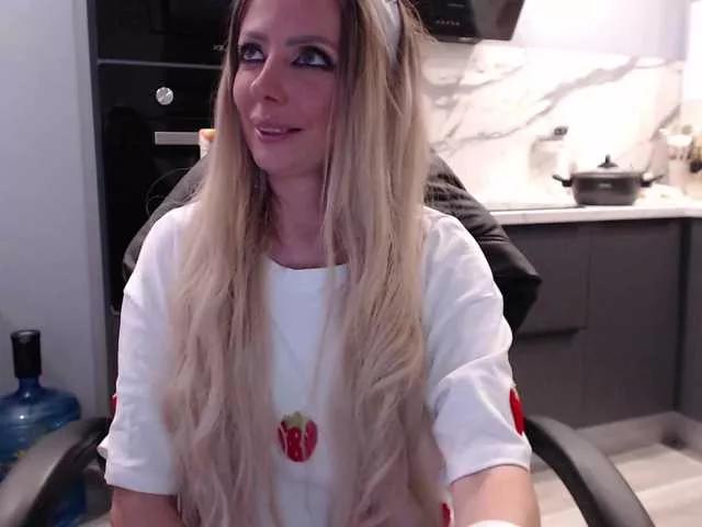 blondalina on BongaCams 