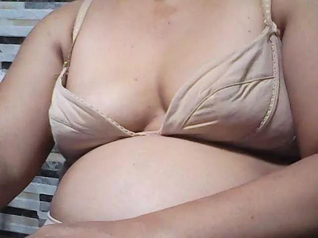 Freechat lovelyshantal on BongaCams