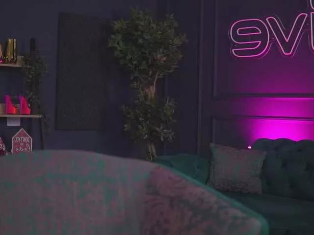 RaquelleVon on BongaCams 