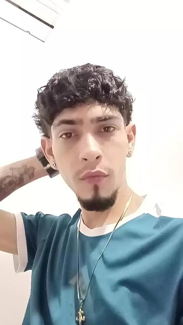 Angelhugedick23 on Cam4 