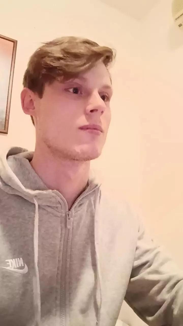 Aptem22 on Cam4 