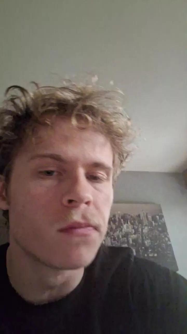 blondyguyyy on Cam4 