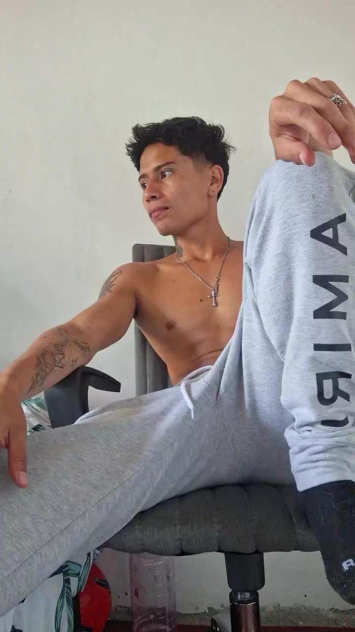 Clark_Jhonz on Cam4 