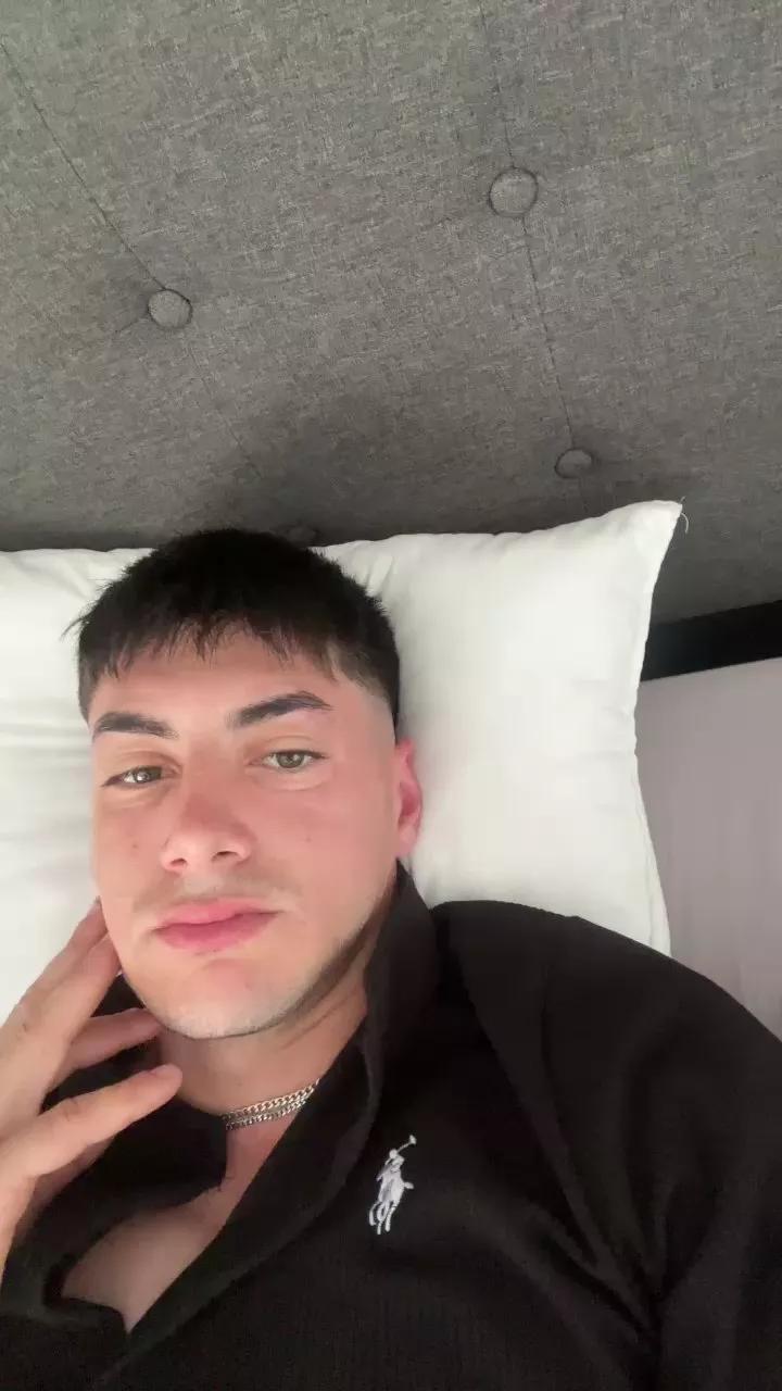 Guille1997 on Cam4 