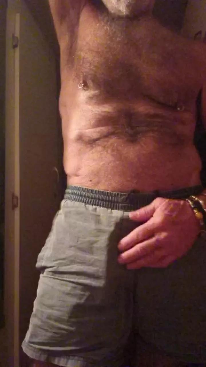 hairy146 on Cam4 