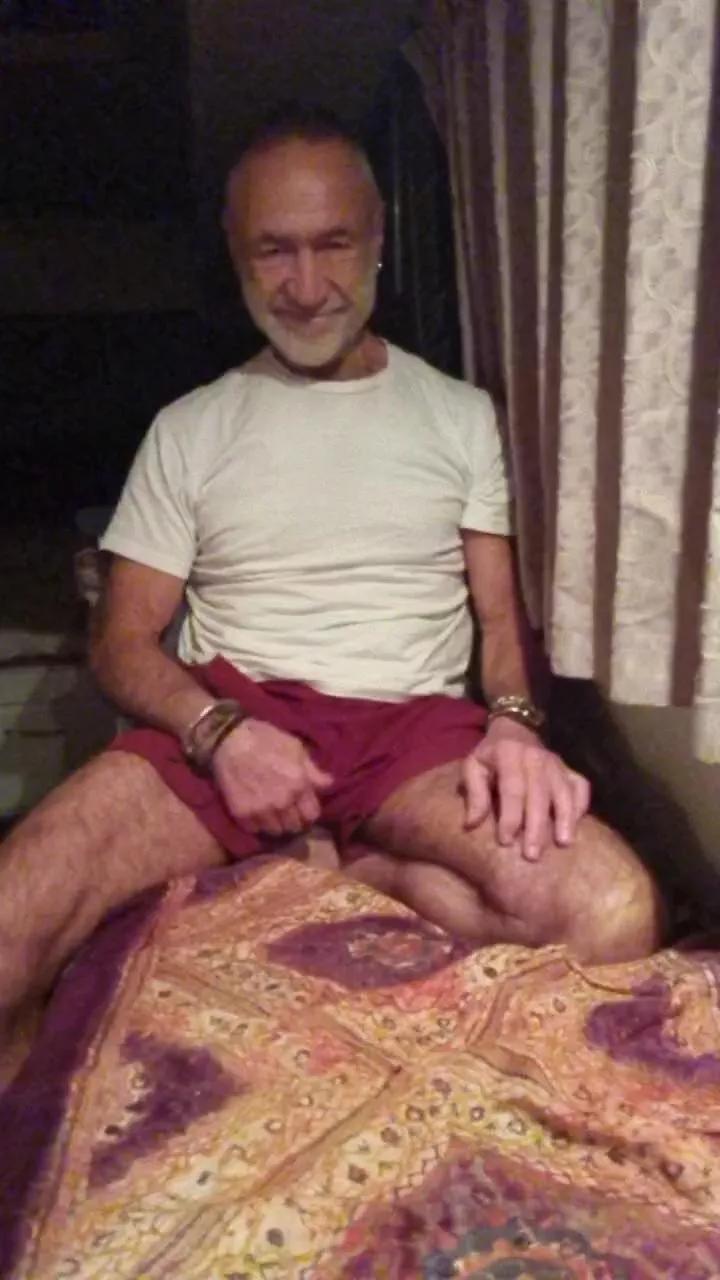 hairy146 on Cam4 
