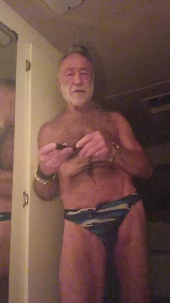 hairy146 on Cam4 