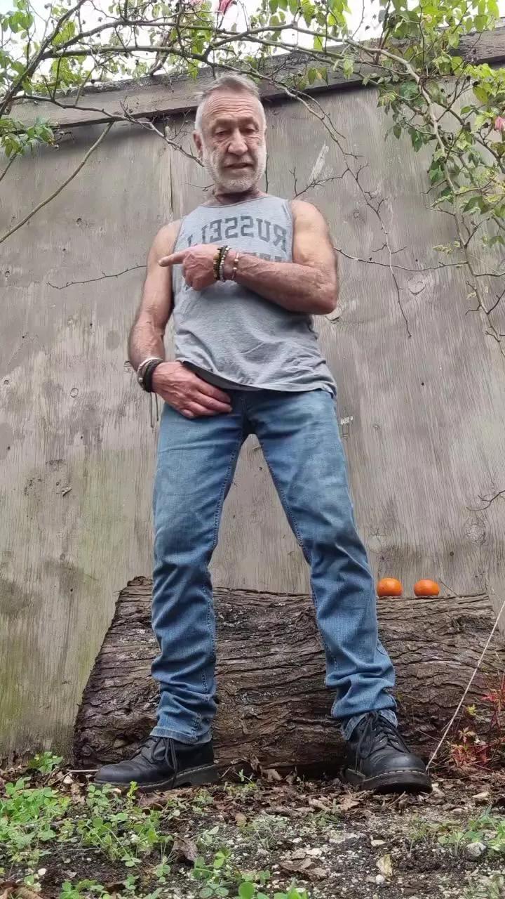 hairy146 on Cam4 
