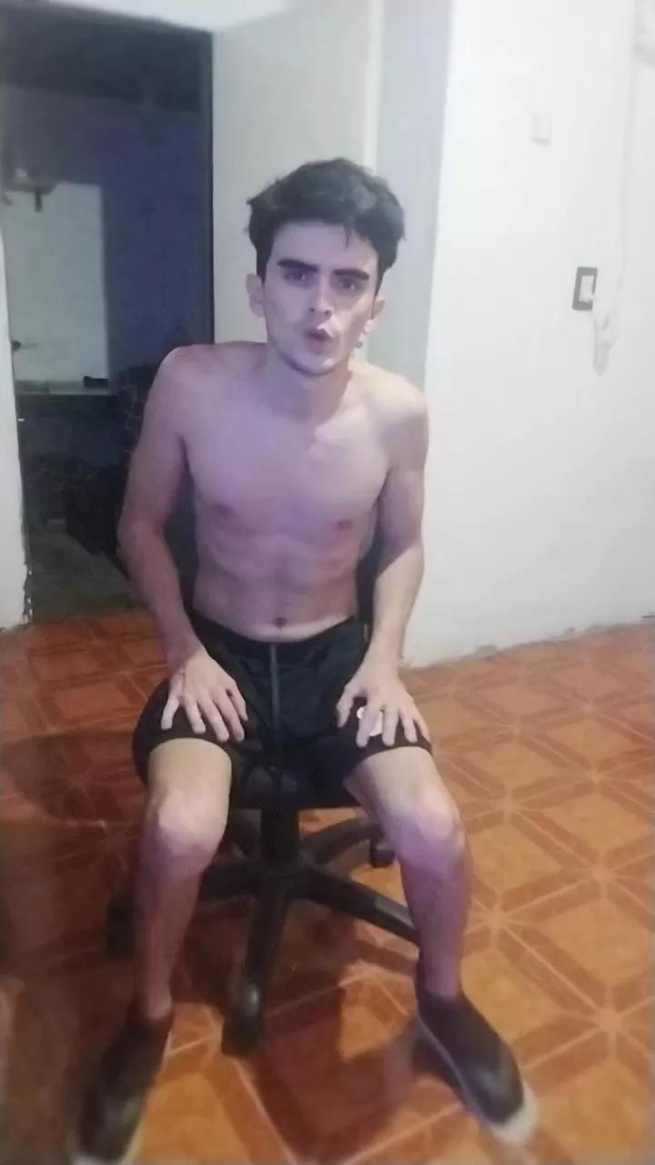 Rodrigo77719 on Cam4 
