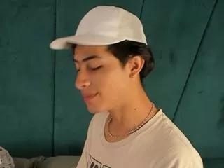 aaron_ez on Flirt4Free 