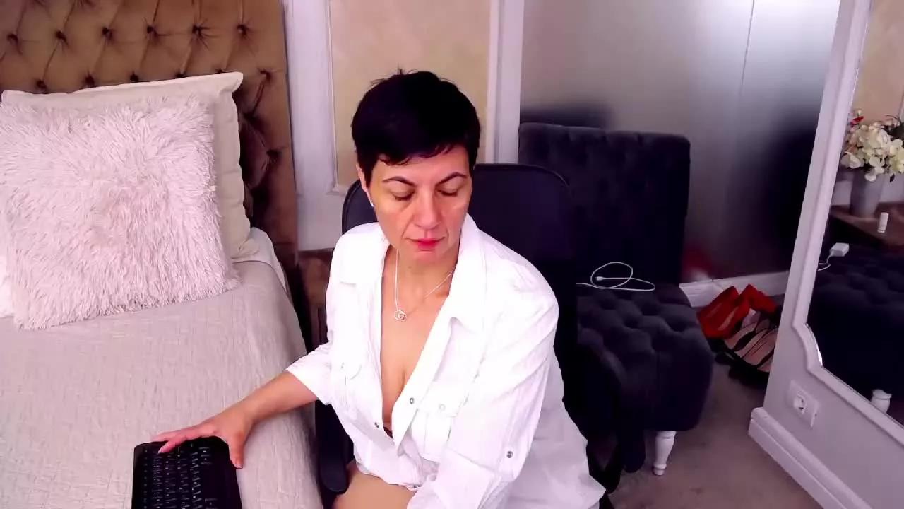 JuliaWinslet on Streamray 