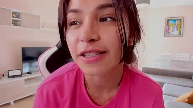 Adriennesexxx on StripChat