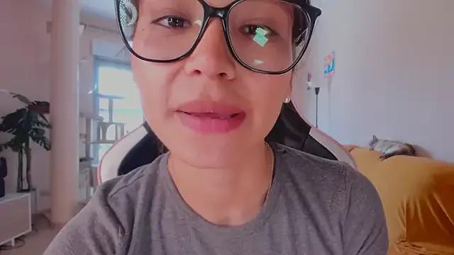 Adriennesexxx on StripChat