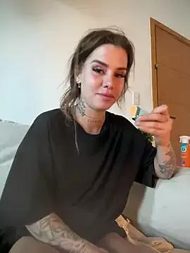 EmiliaCatalina on StripChat