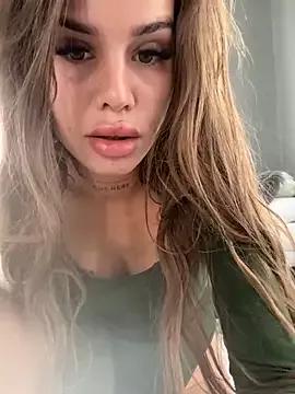 EmiliaCatalina on StripChat