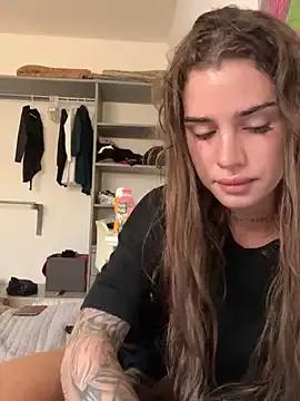 EmiliaCatalina on StripChat