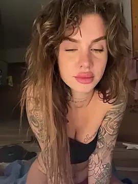 EmiliaCatalina on StripChat