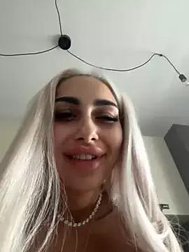 GoldenAmber on StripChat