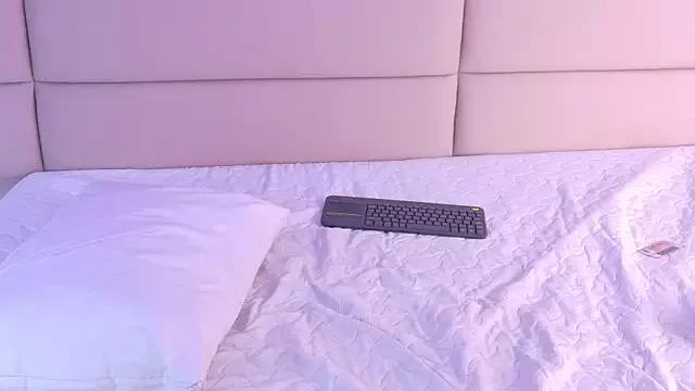 MiaOconner on StripChat 