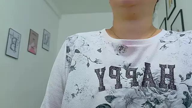 MommyHelpsmee on StripChat 