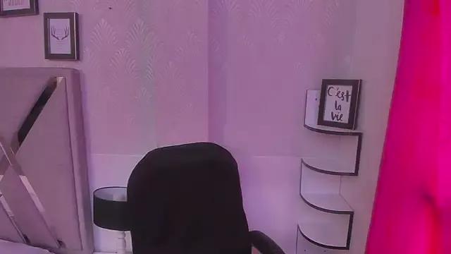 Queenjenn__ on StripChat 
