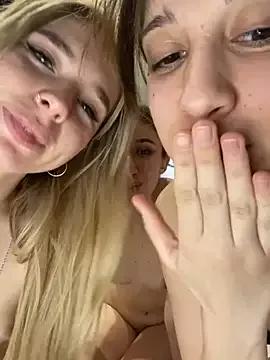 RollingGirlzzz on StripChat 